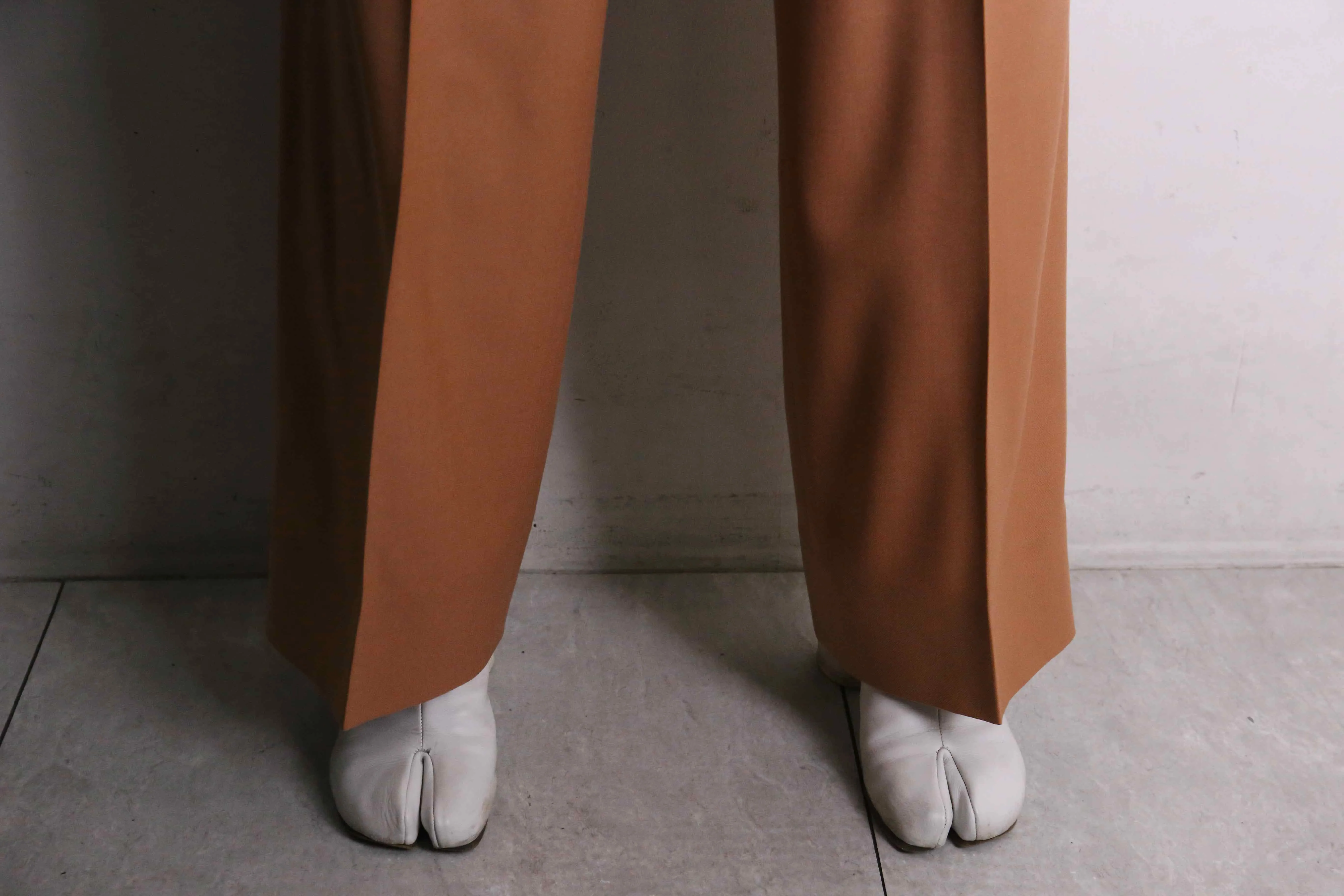 orange brown color 2-tuck slacks
