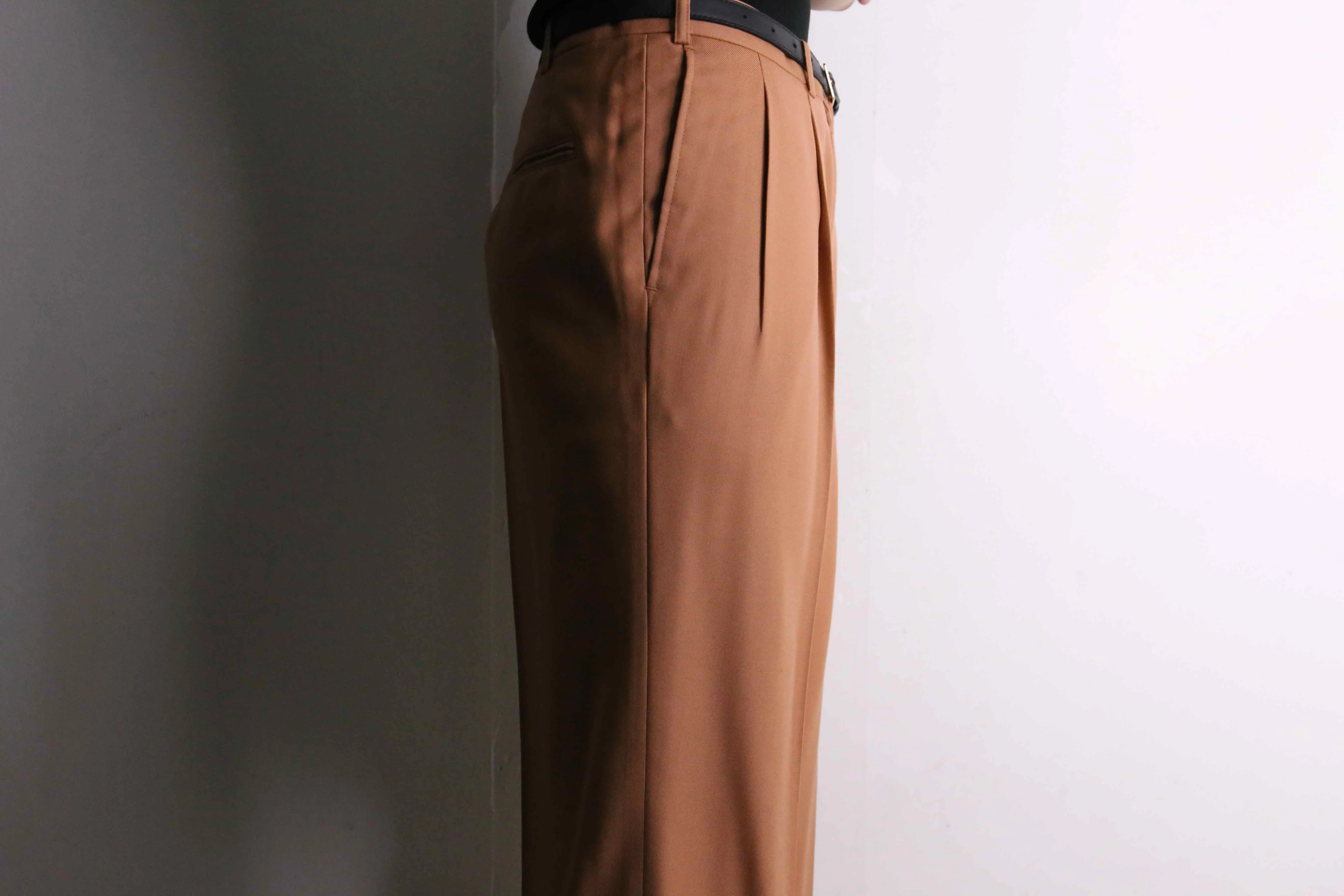 orange brown color 2-tuck slacks