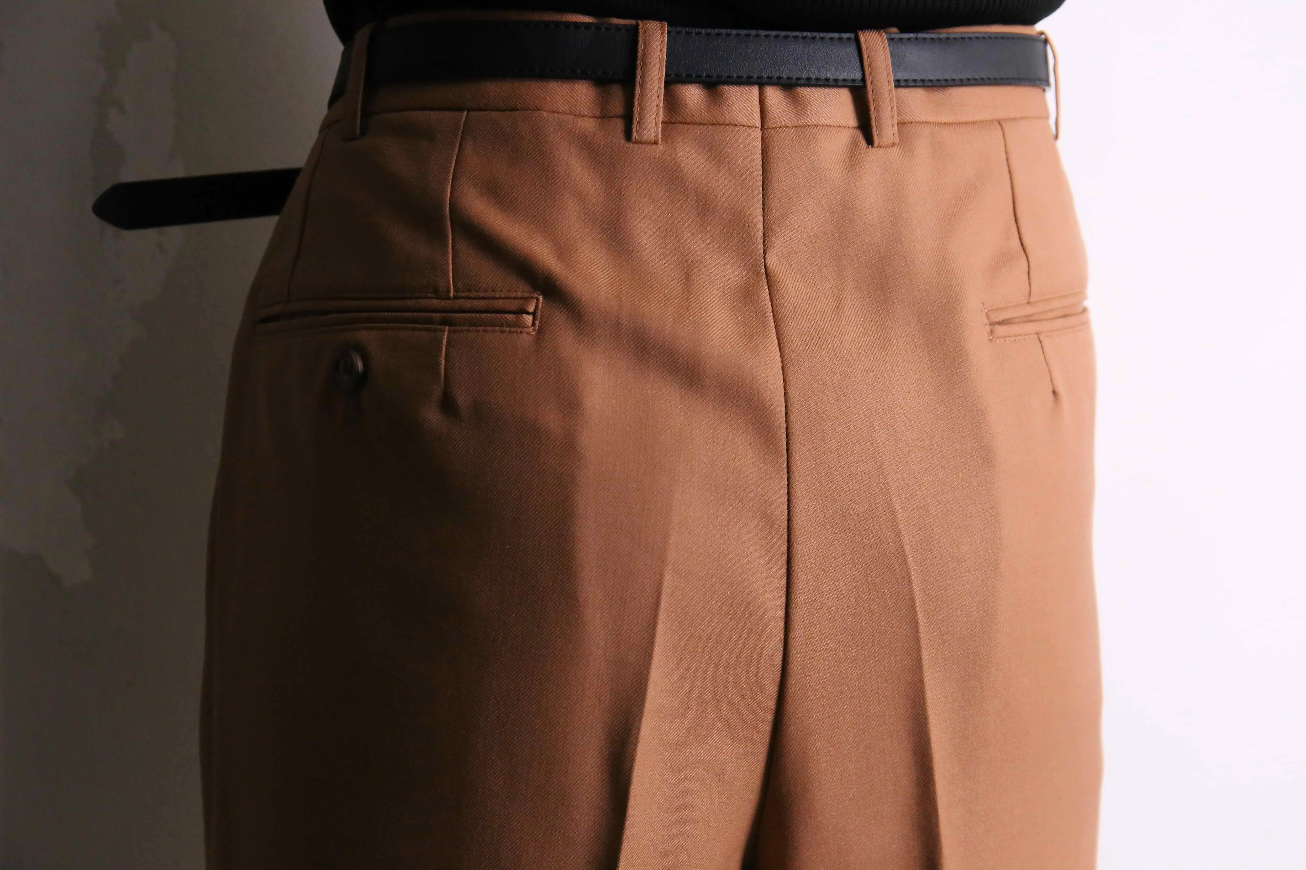 orange brown color 2-tuck slacks