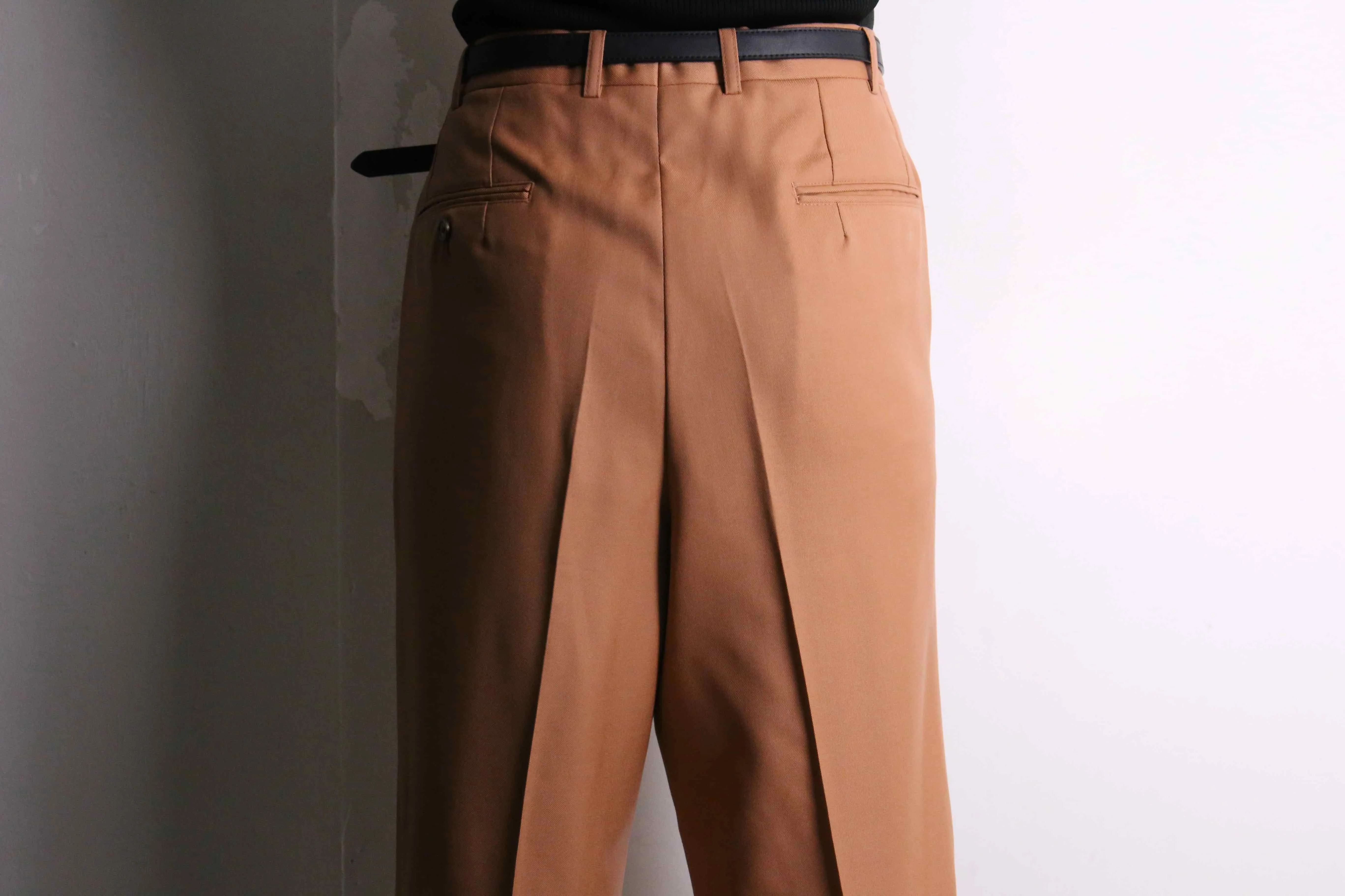 orange brown color 2-tuck slacks